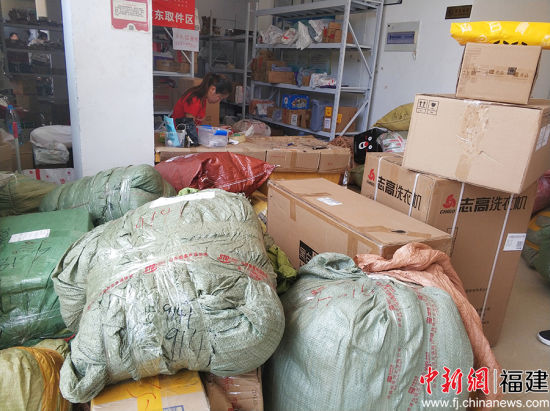 成人影视
旗山小区的一快递点堆满了大件行李。 高媛媛 摄